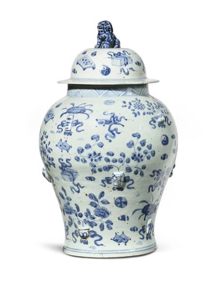 CHINA
Large, lidded porcelain baluster-shaped vase
