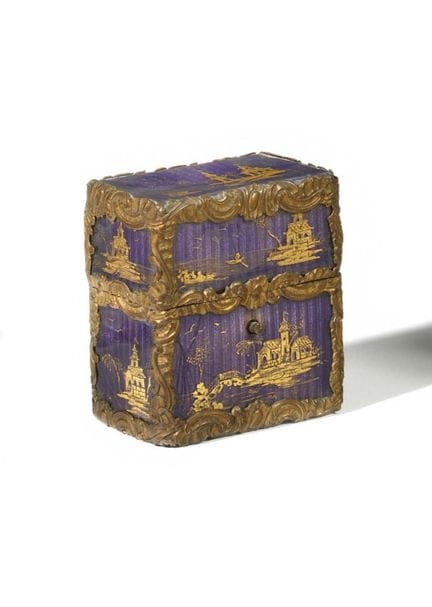 Portaprofumo di forma rettangolare con decorazioni