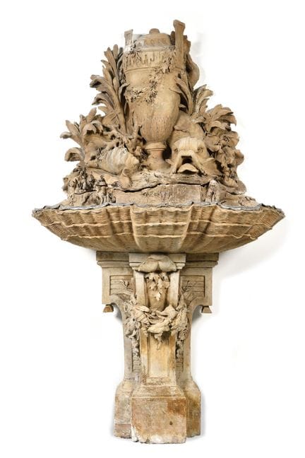 FONTANA 
In terracotta, decorata con un grande vas