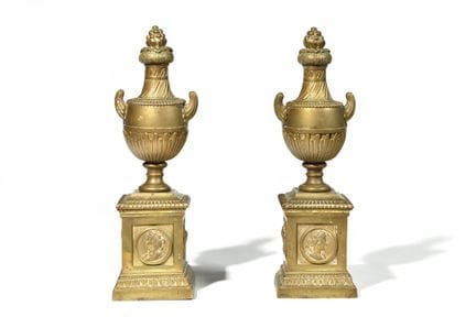 PAIR OF ANDIRONS 
Made of gilded bronze, shaped li