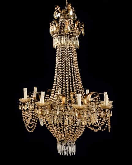 GRANDE LAMPADARIO 
In lamiera dorata e vetro, a ot
