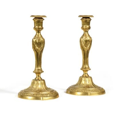 PAIR OF BALUSTER-SHAPED CANDLESTICKS in gilded bro