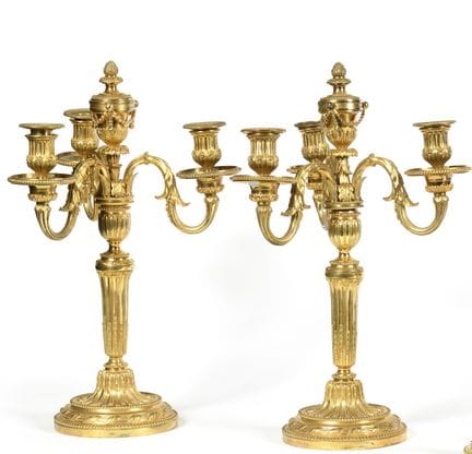 COPPIA DI CANDELABRI in bronzo cesellato e dorato,