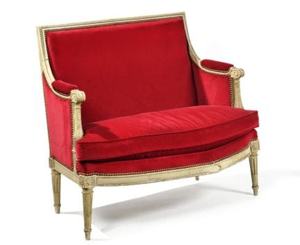 MARQUISE,
In legno modanato, intagliato e laccato.