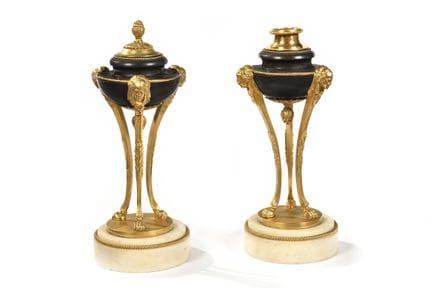 COPPIA DI CASSOLETTE TRASFORMABILI
In bronzo patin