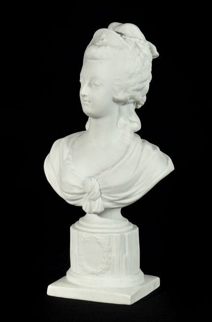 SEVRES.
« LA REINE MARIE-ANTOINETTE » EN BUSTE. Su