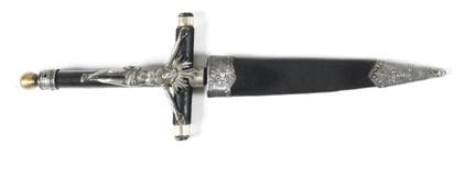 Crucifix couteau-poignard.
Poignée en bois laqué n