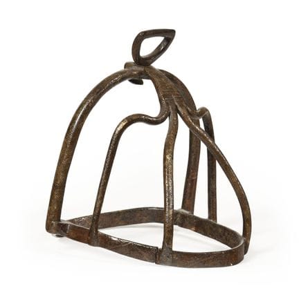 ÉTRIER À CAGE, en fer forgé.
XVIIe siècles
H : 11 