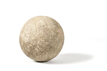 BOULET EN PIERRE TAILLÉE.
Diam. : 18cm. Poids : 7,