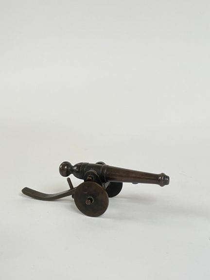 PETIT CANON D'ENFANT en bronze. 
Vis de pointage e