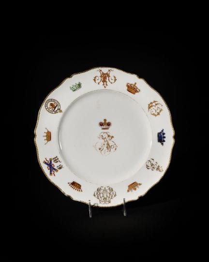 ANGLETERRE
Belle assiette en porcelaine émaillée p