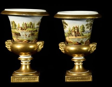 PAIRE DE VASES MEDICIS.
En porcelaine blanche et o