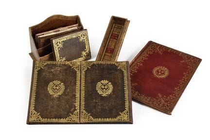 ENSEMBLE DE BUREAU COMPRENANT : 
-Porte document e