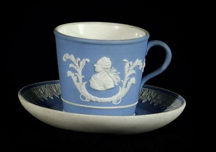 RAVISSANTE TASSE ET SOUS TASSE A CHOCOLAT en biscu