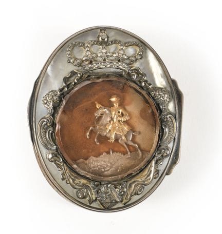 BOÎTE À DRAGÉES OVALE en nacre et argent, ornée su