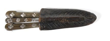 BEAU NÉCESSAIRE DE CHASSEUR, comprenant trois pièc