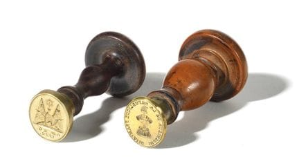 DEUX CACHETS À CIRE : 
-d’officier à décor de pyra