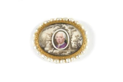 FINE BROCHE ovale en nacre cerclée d’or et de perl