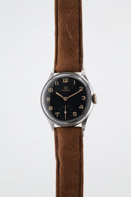 OMEGA
Vers : 1940.
Boitier : rond en acier, lunett
