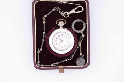 MONTRE DE COL 
Vers : 1900.
Boîtier : rond en arge