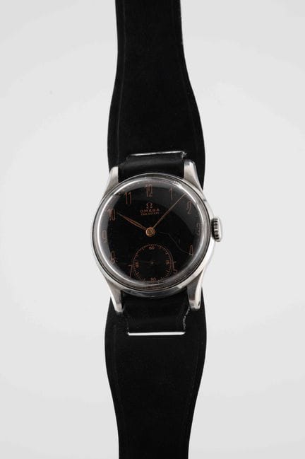 OMEGA
Vers : 1930.
Boîtier : rond en acier, lunett
