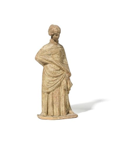 TANAGRA
Figura femenina envuelta en un manto, de t