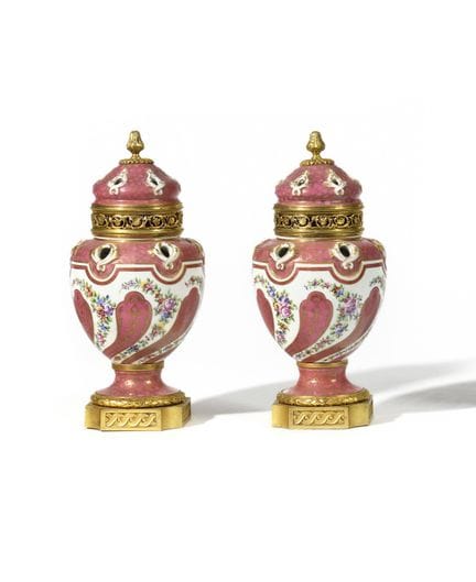 SEVRES
Par de jarrones para popurrí de porcelana c