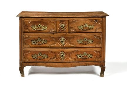 CÓMODA
De madera natural, de formas sinuosas, con 
