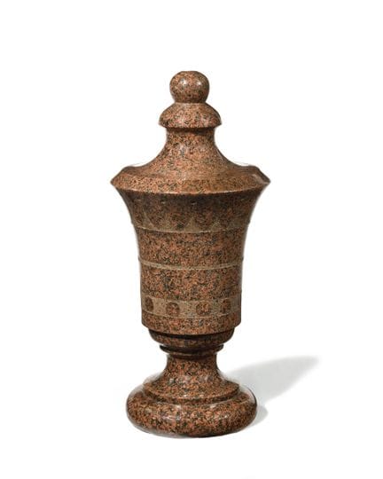 JARRÓN DE ESTILO ANTIGUO 
De granito rosa, sobre p
