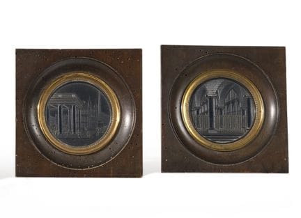 DOS MEDALLONES CONMEMORATIVOS de madera ennegrecid