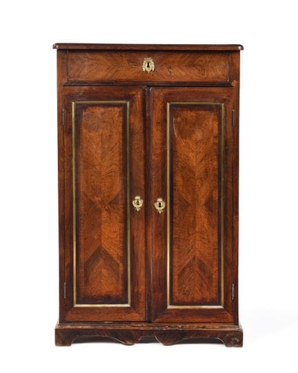MUEBLE A ALTURA DE APOYO, 
De madera chapada, que 