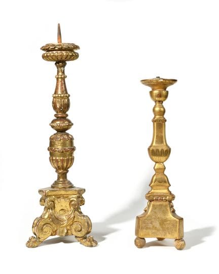 CANDELERO
De madera moldeada, tallada y dorada; el