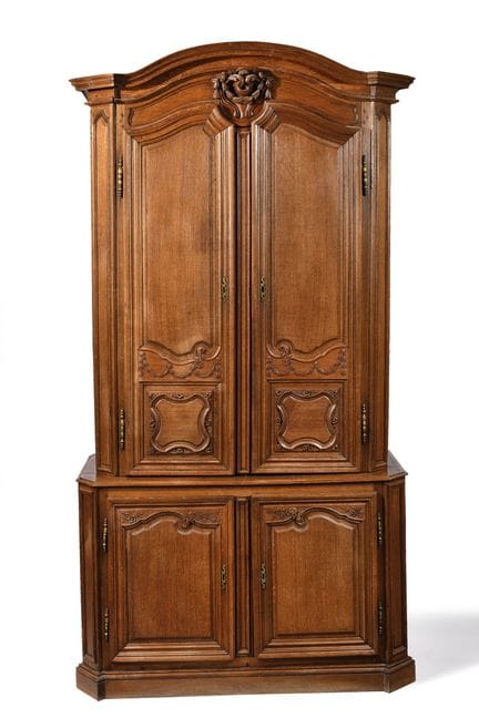 PRECIOSO APARADOR DE MADERA
De roble moldeado y ta