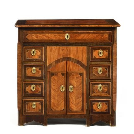 RARA CÓMODA CON ARMARIO
De madera chapada, con un 