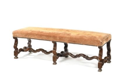 BANQUETTE,
En bois sculpté en os de mouton. Elle r