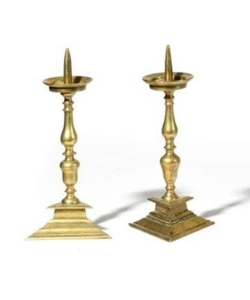 PAR DE CANDELEROS 
De bronce dorado, con una inusu