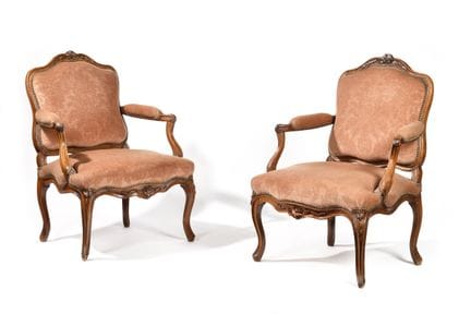 PAR DE SILLONES CON RESPALDO DE REINA en madera na