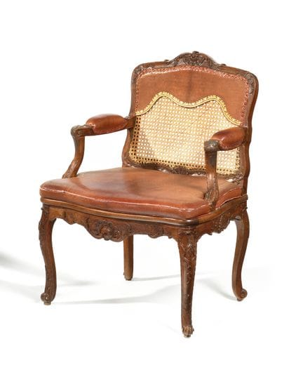 SILLÓN
De madera moldeada y tallada, con decoració