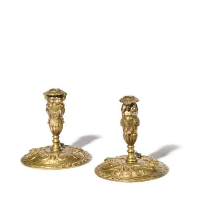 PAR DE FLAMBUROS de bronce dorado y cincelado. El 