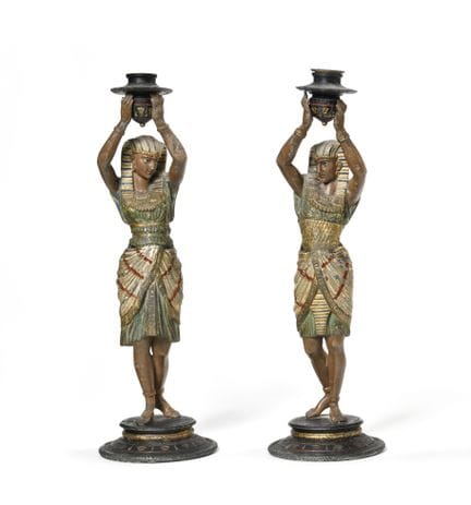 PAR DE CANDELABROS DE ESTILO EGIPCIO,
De metal pin