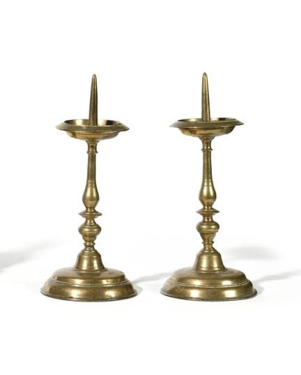 PAR DE VELAS DE PICO 
De bronce dorado, con fuste 