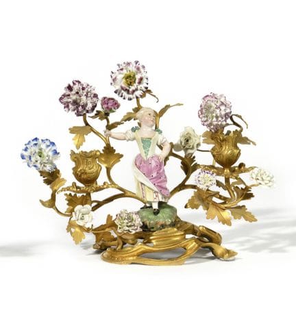 MEISSEN, según
CANDELABRO de bronce dorado con dos
