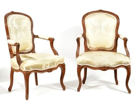 PAR DE SILLONES, 
De madera moldeada y tallada con