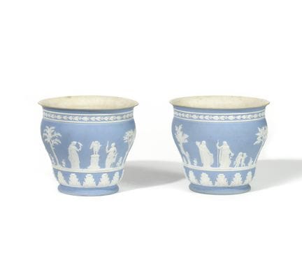 WEDGWOOD 
Par de jarrones de bizcocho esmaltado en