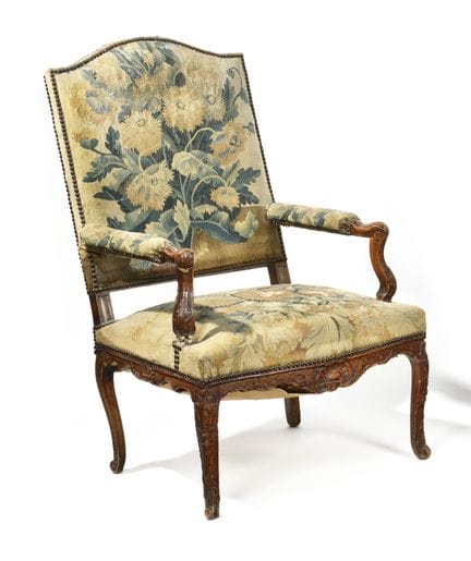 SILLÓN de respaldo alto, de madera moldeada y tall