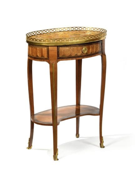 MESA DE SALÓN 
De forma ovalada, de madera chapada