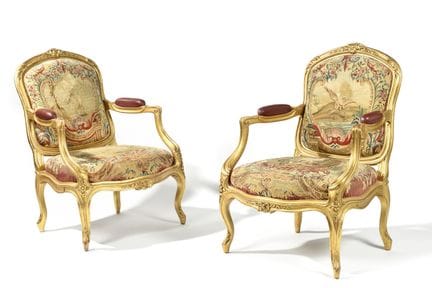 PAR DE SILLONES, estilo Reina, de madera moldeada,
