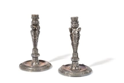 PAR DE CANDELEROS
de bronce plateado. Los fustes, 