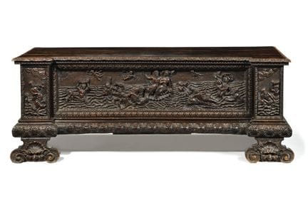 CASSONE
de nogal tallado, con decoración inspirada