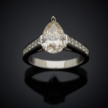 Bague en or gris 750 millièmes, présentant un diam